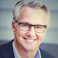 Shows a portrait of Tim Moreton, CEO of the Packaging Business of the Körber Business Area Pharma.